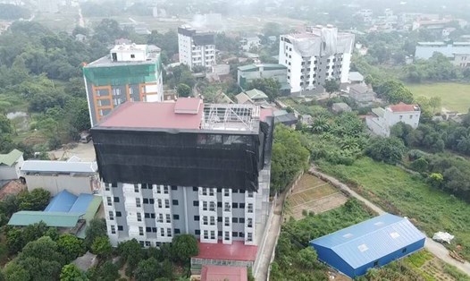 Nhiều công trình chung cư mini (huyện Thạch Thất, Hà Nội) phải cắt ngọn vì xây vượt tầng. Ảnh: Cao Nguyên 