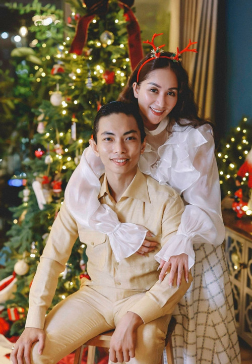 Khánh Thi và chồng chụp bộ ảnh đón Giáng sinh. Ảnh: Facebook nhân vật