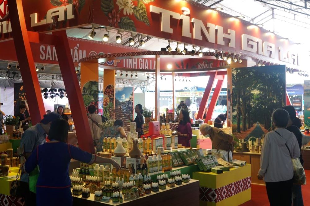 Chương trình Tinh hoa làng nghề và đặc sản vùng miền năm 2023 mang đến các sản phẩm làng nghề truyền thống, đặc sản, OCOP từ các vùng miền của Việt Nam. Ảnh: Thanh Thanh 