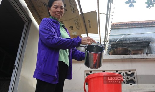  Nhiều người dân ở huyện Hoài Đức (Hà Nội) phải xin từng xô nước sạch. Ảnh: Khánh An 