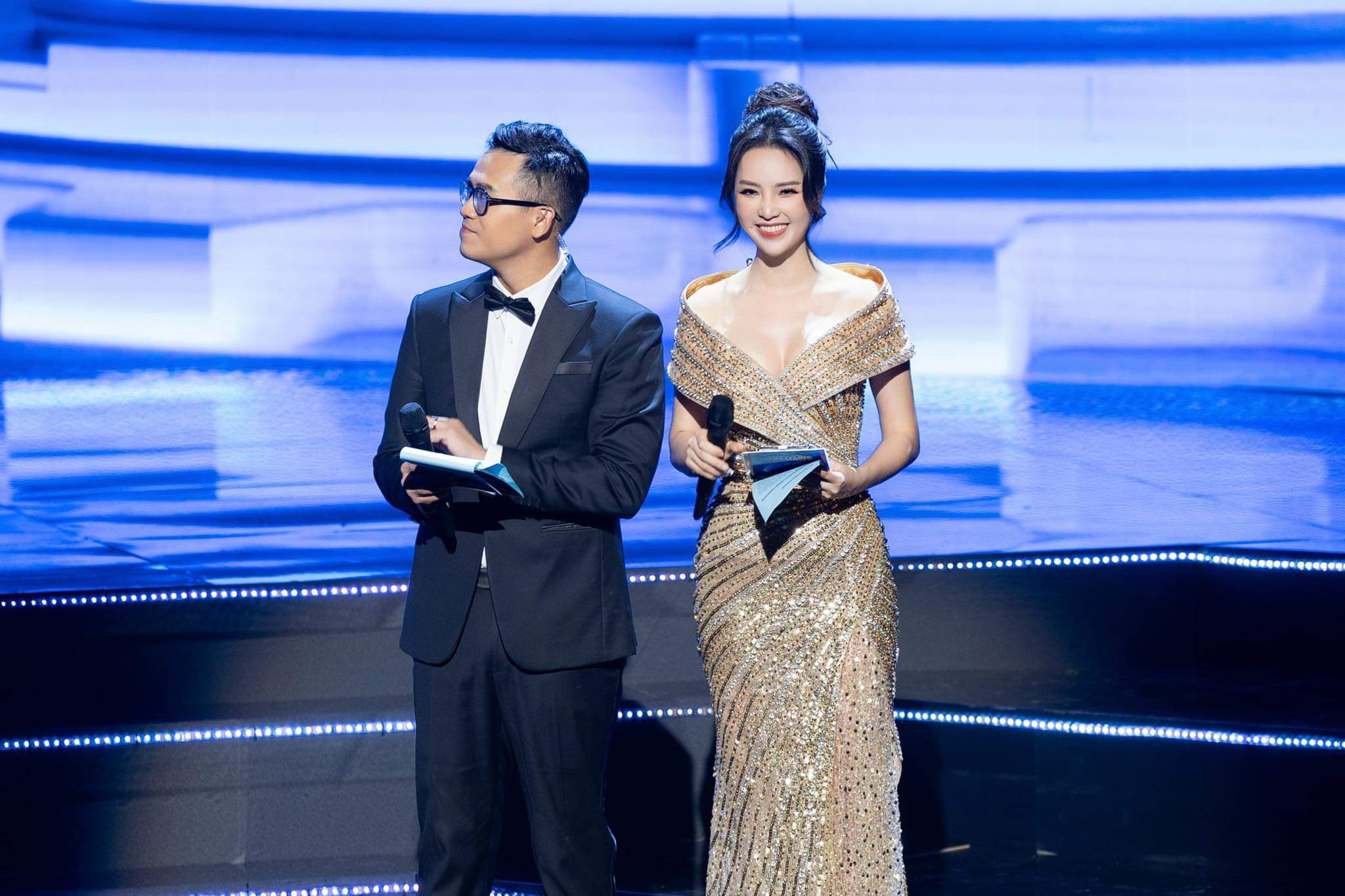 Á hậu Thuỵ Vân trên sân khấu Lễ trao giải Vin Future. Ảnh: Toan Vu