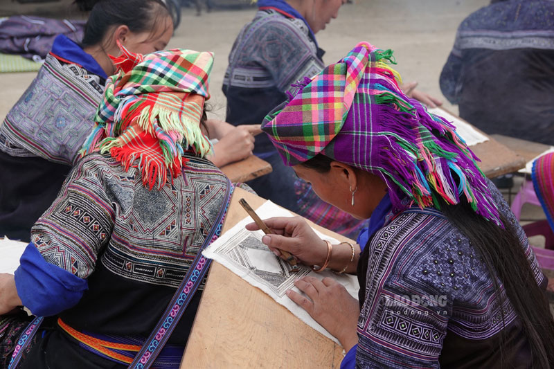 Hoa văn được vẽ bằng sáp ong. Ảnh: Trung tâm TT&VH Mù Cang Chải