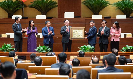  Chủ tịch Quốc hội tặng quà lưu niệm cho lãnh đạo Bộ Ngoại giao. Ảnh: Quochoi.vn
