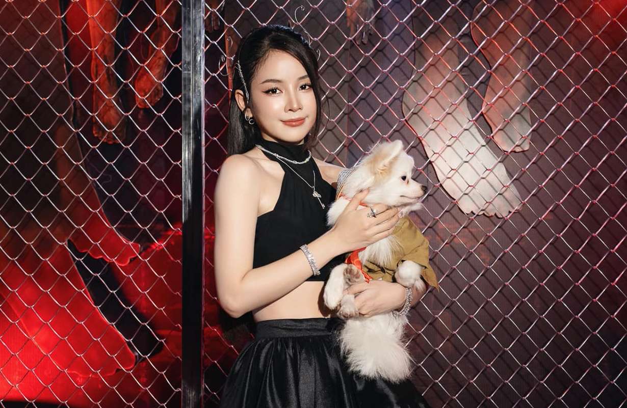 Mie nhắm mắt, không dám xem “Quỷ cẩu”. Ảnh: Fanpage Mie