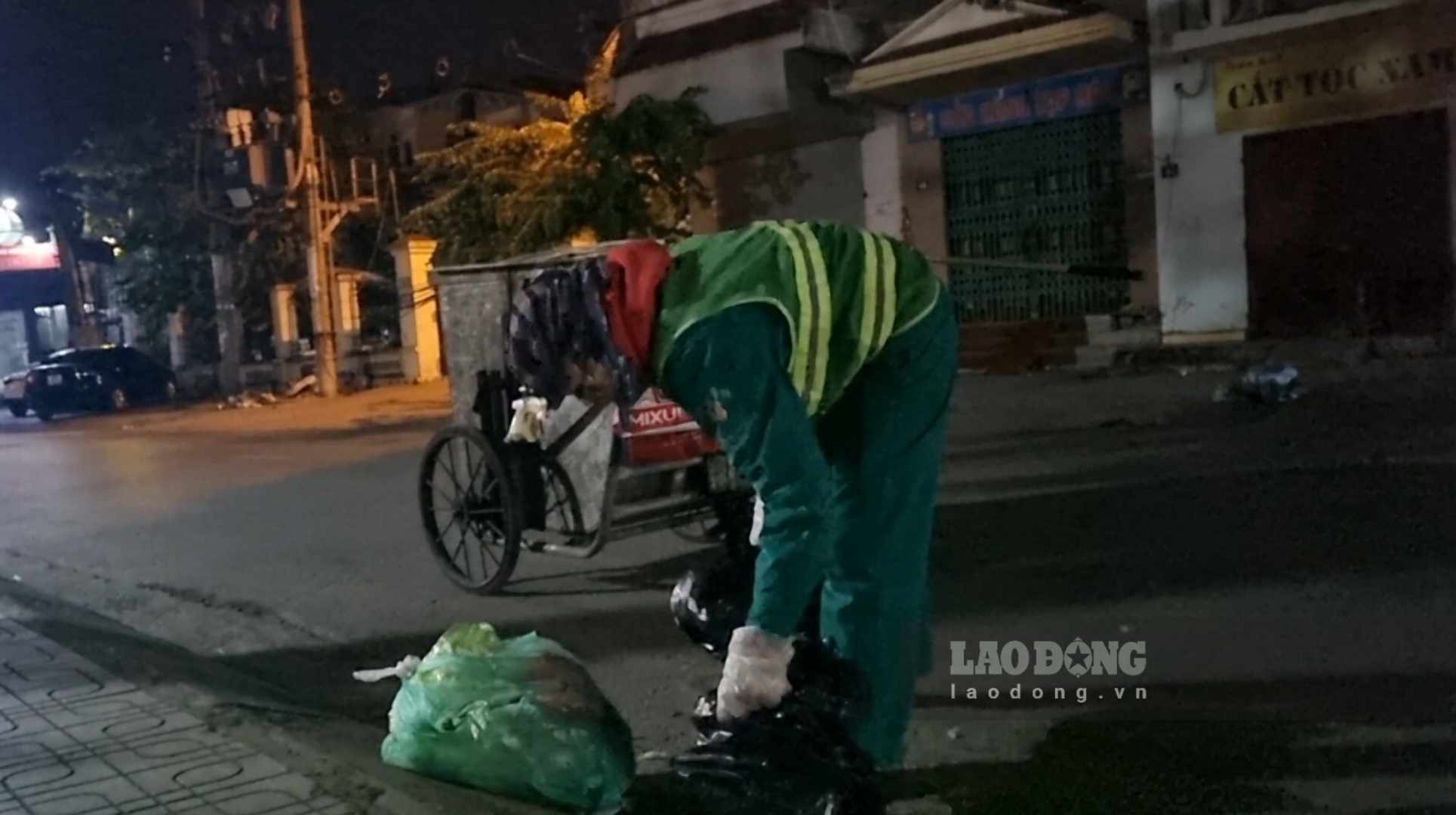 Công nhân vệ sinh môi trường xuyên đêm dọn dẹp phố phường. Ảnh:  Lam Thanh