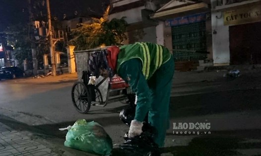 Công nhân vệ sinh môi trường xuyên đêm dọn dẹp phố phường. Ảnh:  Lam Thanh