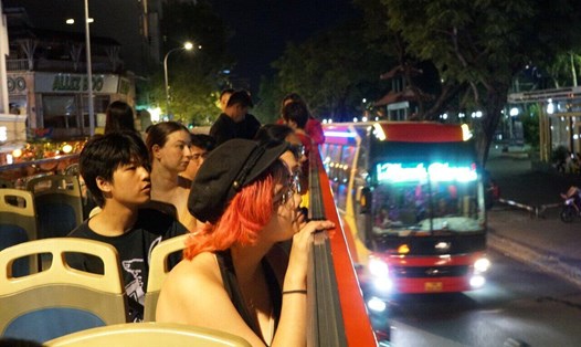 TPHCM là nơi đầu tiên tại  Việt Nam có tour đêm 24/24 bằng xe buýt 2 tầng. Ảnh: Thanh Chân.