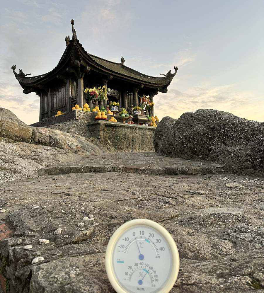 Nhiệt độ trên đỉnh Yên Tử sáng sớm 22.12 đo được là 0 độ. Ảnh: Nguyễn Hùng