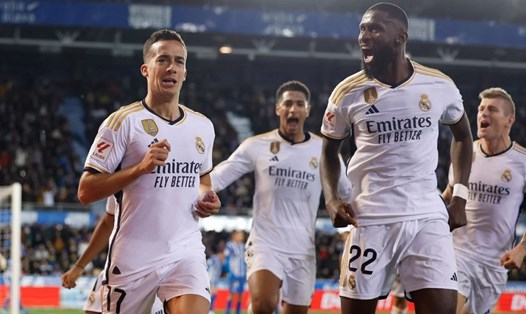 Lucas Vazquez (trái) ghi bàn thắng quan trọng giúp Real Madrid giành trọn 3 điểm và trở lại ngôi đầu La Liga. Ảnh: Real Madrid CF
