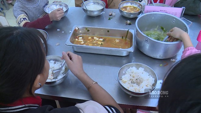 Bữa ăn bán trú của học sinh Trường Hoàng Thu Phố 1, huyện Bắc Hà, tỉnh Lào Cai. Ảnh: Bảo Nguyên