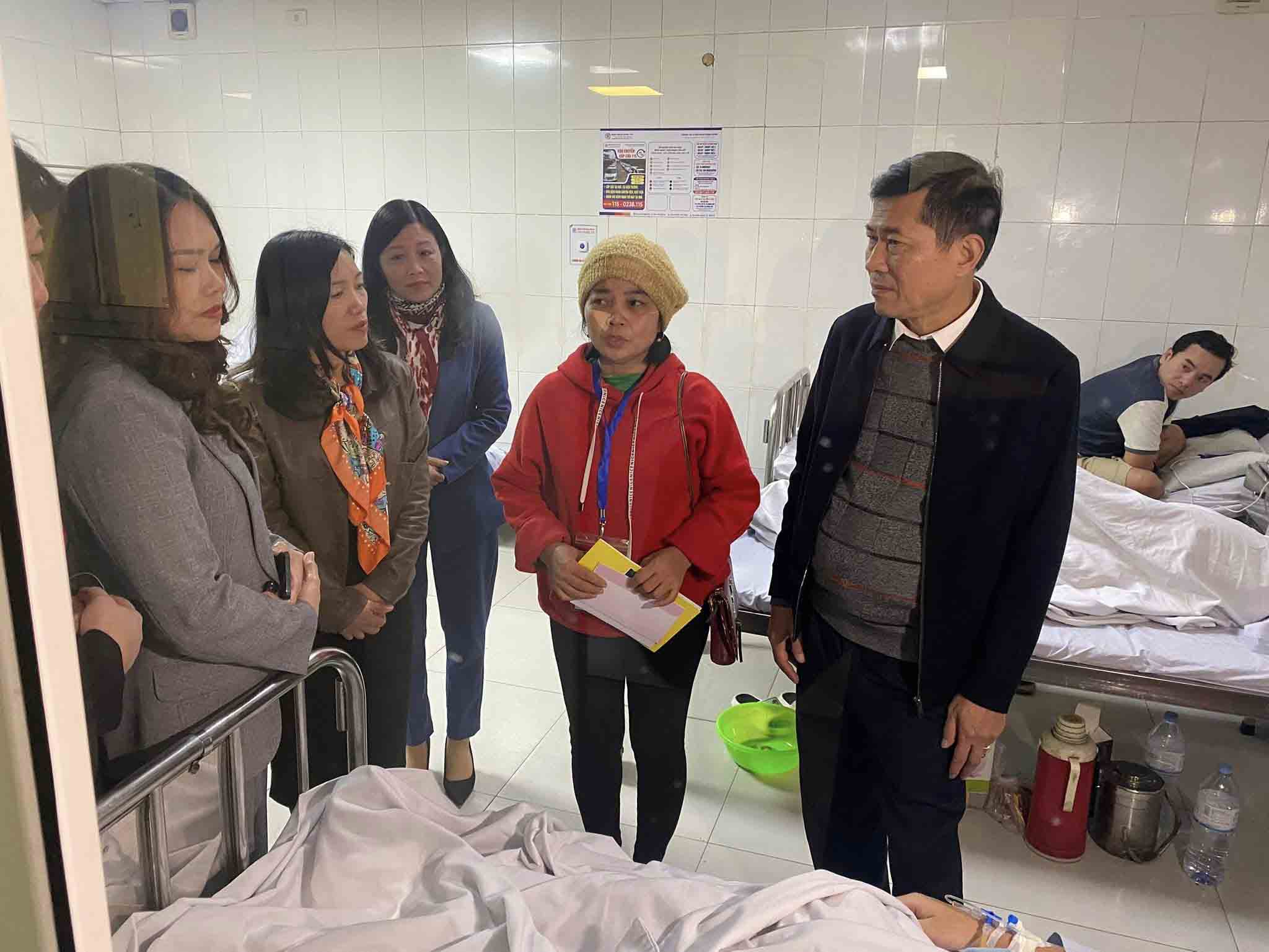 Giám đốc Sở Giáo dục và Đào tạo tỉnh Nghệ An Thái Văn Thành thăm các học sinh bị thương. Ảnh: Hải Đăng