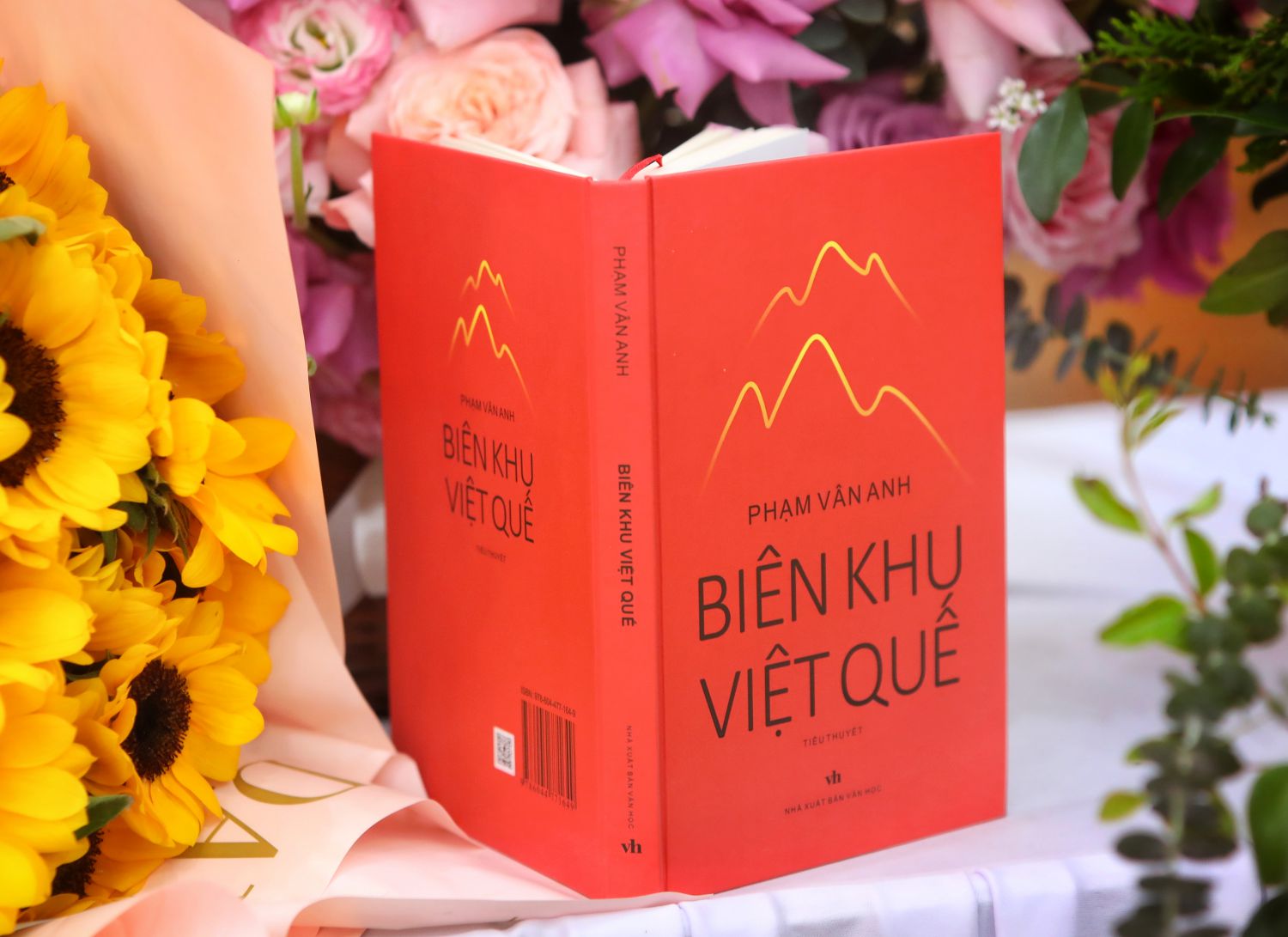 Bìa tiểu thuyết “Biên khu Việt Quế”. Ảnh: Nhân vật cung cấp
