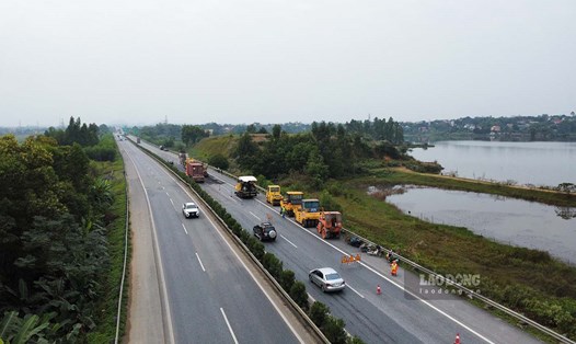 Sửa chữa hư hỏng, hằn lún trên mặt đường cao tốc Nội Bài - Lào Cai. Ảnh: Nguyễn Tùng.