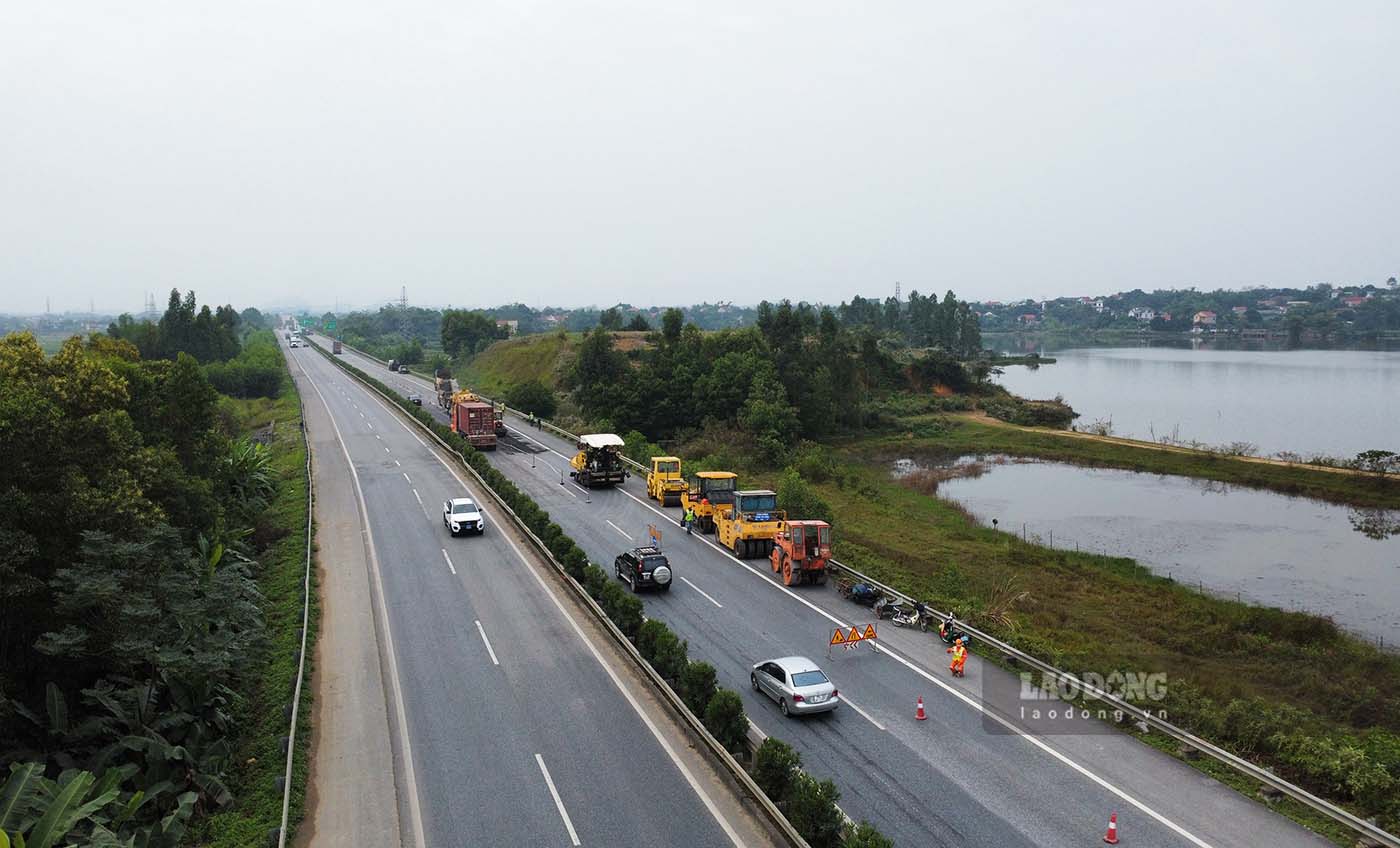 Ghi nhận trong ngày 21.12 tại km 46 cao tốc Nội Bài - Lào Cai các nhà thầu đang tiến hành sửa chữa mặt đường hư hỏng.