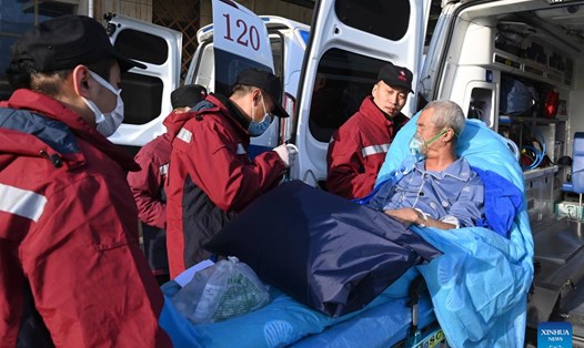 Các y bác sĩ, chuyên gia sức khỏe tâm thần đang tập trung hỗ trợ nạn nhân của vụ động đất ở Cam Túc. Ảnh: Xinhua