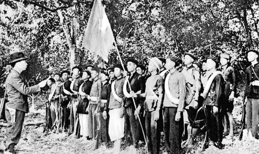 Thay mặt cho Đội Việt Nam tuyên truyền giải phóng quân, Đại tướng Võ Nguyên Giáp đã tuyên thệ Mười lời thề danh dự. Ảnh: Tư liệu