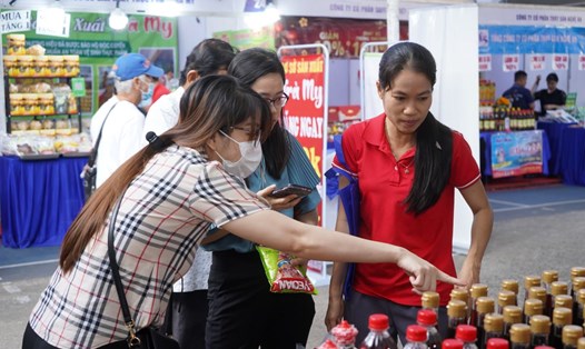 Đoàn viên, người lao động mua hàng giảm giá tại "Ngày hội hàng Việt Nam - Vui Tết cùng người lao động" năm 2024. Ảnh: Phương Ngân