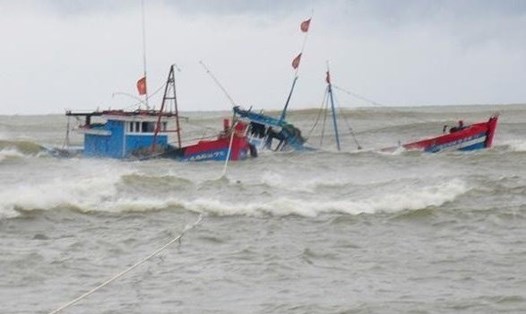 Cảnh báo về gió to, sóng biển lớn, nguy cơ cho tàu thuyền hoạt động ven biển miền Trung. Ảnh: Hoàng Bin