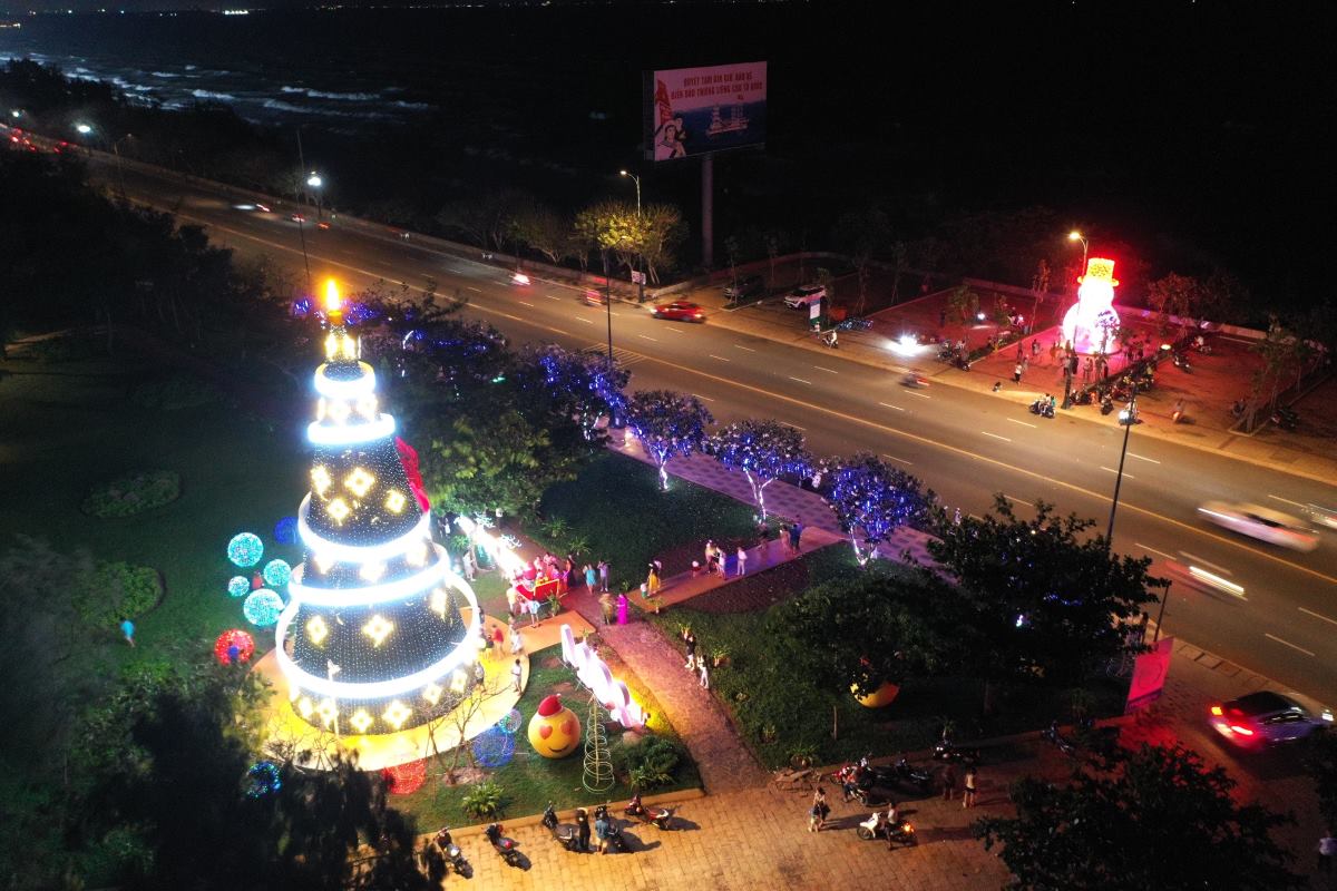 Vào dịp Giáng sinh, TP Vũng Tàu đã tổ chức trang hoàng nhiều khu vực công viên, ven biển để tạo ra những góc rực rỡ, những điểm check in phục vụ người dân, du khách trên địa bàn. Tại khu vực Công viên Tao Phùng (khu vực Mũi Nghinh Phong), chính quyền địa phương đã tổ chức trang hoàng cây thông Noel cao hàng chục mét, và hình ảnh người tuyết bằng đèn; cùng nhiều tiểu cảnh rực rỡ.