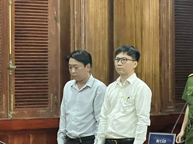 Bị cáo Tùng (bên phải) và bị cáo Tuấn nghe HĐXX tuyên an. Ảnh: Anh Tú