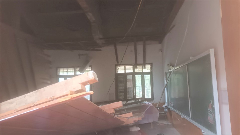 Hiện trường vụ sập trần nhà tại lớp 11A9 Trường phổ thông Hermann Gmeiner Vinh. Ảnh: Hải Đăng