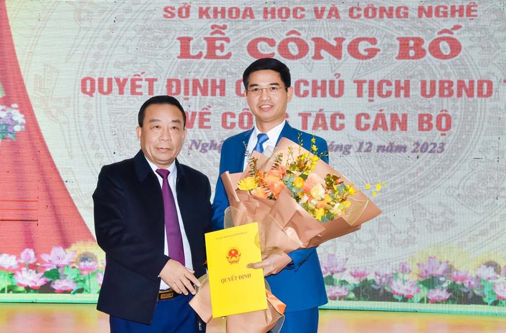 Phó Chủ tịch UBND tỉnh Nghệ An Nguyễn Văn Đệ trao quyết định bổ nhiệm ông Nguyễn Khắc Lâm giữ chức vụ Phó Giám đốc Sở Khoa học và Công nghệ. Ảnh: Mai Liễu