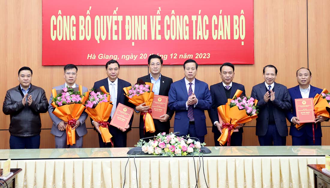Thường trực UBND tỉnh Hà Giang trao quyết định, tặng hoa chúc mừng các nhân sự được điều động, bổ nhiệm. Ảnh: Kim Tiến