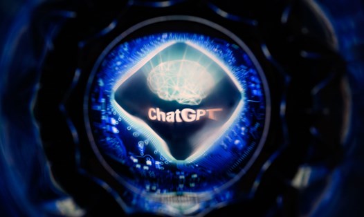 Chỉ trong một năm kể từ khi chatbot trí tuệ nhân tạo ChatGPT xuất hiện, AI đã trở thành một khái niệm quen thuộc, len lỏi sâu vào cuộc sống của loài người. Ảnh: AFP