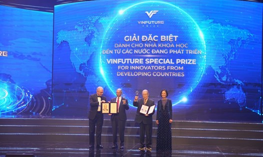 Giải Đặc biệt VinFuture 2023 dành cho nhà khoa học đến từ các nước đang phát triển đã vinh danh GS. Gurdev Singh Khush (người Mỹ gốc Ấn) và GS. Võ Tòng Xuân (người Việt Nam). 