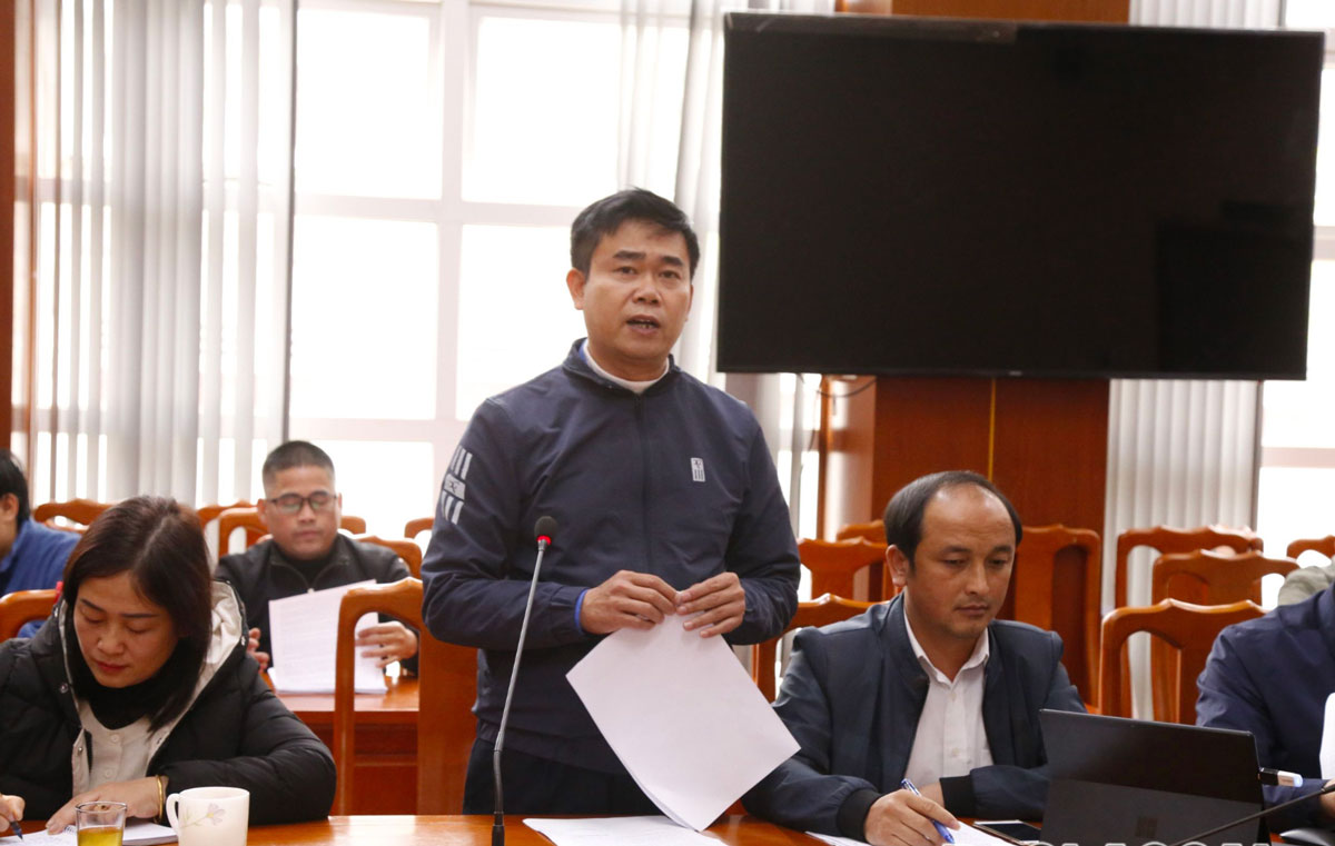 Hiệu trưởng Trường PTDTBT Tiểu học Hoàng Thu Phố 1 giải trình vụ việc tại cuộc họp ngày 17.12. Ảnh: TL.