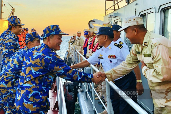 Sĩ quan, thủy thủ tàu hải quân hai nước Việt Nam và Campuchia giao lưu trên biển. Ảnh: V5HQ