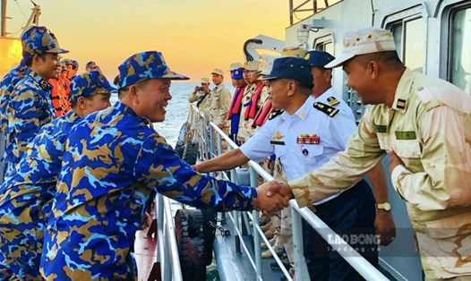Sĩ quan, thủy thủ tàu hải quân hai nước Việt Nam và Campuchia giao lưu trên biển. Ảnh: V5HQ