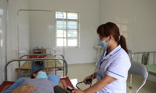 Cán bộ dân số thực hiện nhiệm vụ y tế tại Trạm y tế Mỵ Hòa, huyện Kim Bôi, Hòa Bình. Ảnh: Thùy Linh