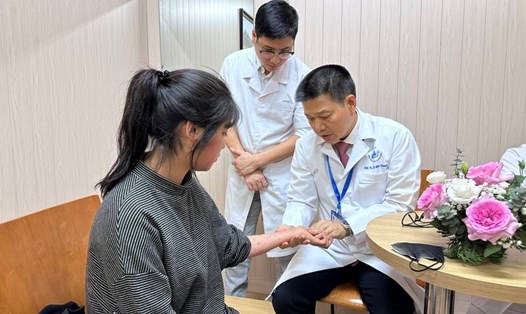 PGS Lê Hữu Doanh thăm khám cho bệnh nhân tại phòng khám chuyên đề bệnh vảy nến của Bệnh viện Đa khoa tỉnh Yên Bái. Ảnh: BVCC