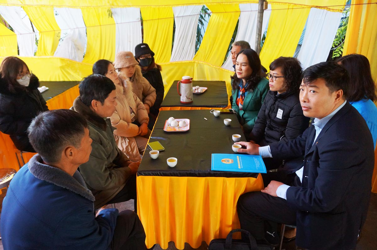 Đoàn công tác LĐLĐ tỉnh Quảng Ninh động viên thăm hỏi gia đình công nhân tử vong. Ảnh: Đoàn Hưng