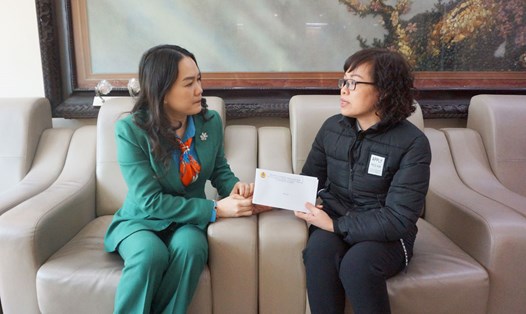 Bà Hoàng Thị Hồng Phấn, Phó Chủ tịch LĐLĐ tỉnh Quảng Ninh (bên trái) trao hỗ trợ cho các công nhân bị thương trong vụ sạt lở. Ảnh: Đoàn Hưng

