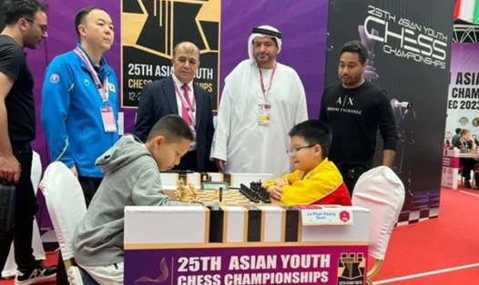Lê Phan Hoàng Quân (phải) vô địch cờ tiêu chuẩn U8 tại giải cờ vua trẻ châu Á 2023. Ảnh: VNC