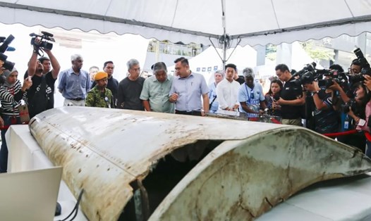 Mảnh cánh máy bay được tìm thấy trên đảo Pemba, Tanzania đã được xác định thuộc về máy bay MH370 mất tích của Malaysia Airlines. Ảnh chụp màn hình