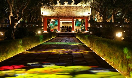 Tour đêm Văn Miếu - Quốc tử Giám (Hà Nội). Ảnh: Thu Giang