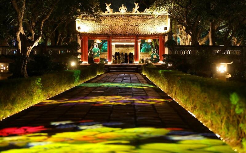 Tour đêm Văn Miếu - Quốc tử Giám (Hà Nội). Ảnh: Thu Giang