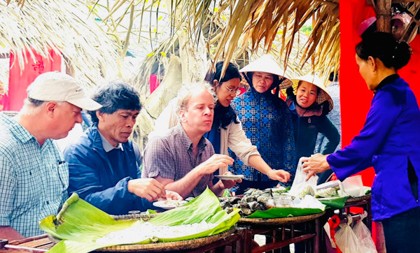 Du khách thưởng thức ẩm thực địa phương trong sự kiện chào năm mới tại Phong Nha - Kẻ Bàng. Ảnh: Lê Phi Long