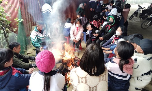 Trời rét căm căm, thầy cô ở các trường vùng cao phải đốt lửa để cho học sinh sưởi ấm sau giờ học. Ảnh: Nhà trường cung cấp