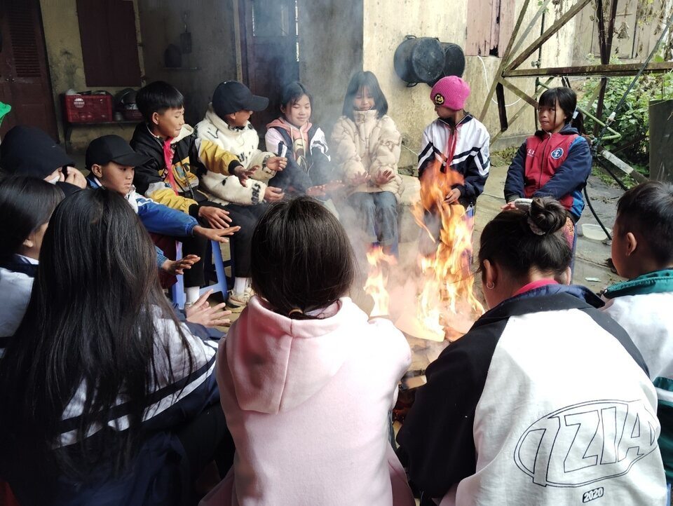 Những ngày này, thứ duy nhất giúp học trò vùng cao ấm áp hơn là ngồi quanh đống lửa. Ảnh: Khánh Linh