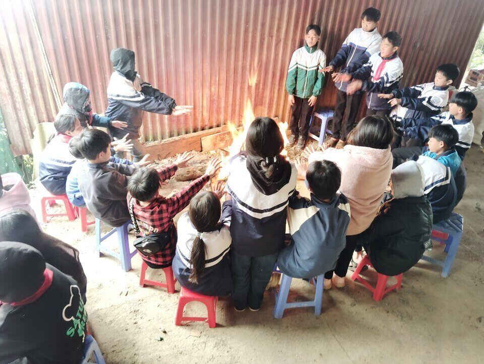 Học sinh quây quần bên bếp lửa để sưởi ấm trong những ngày giá rét. Ảnh: Khánh Linh