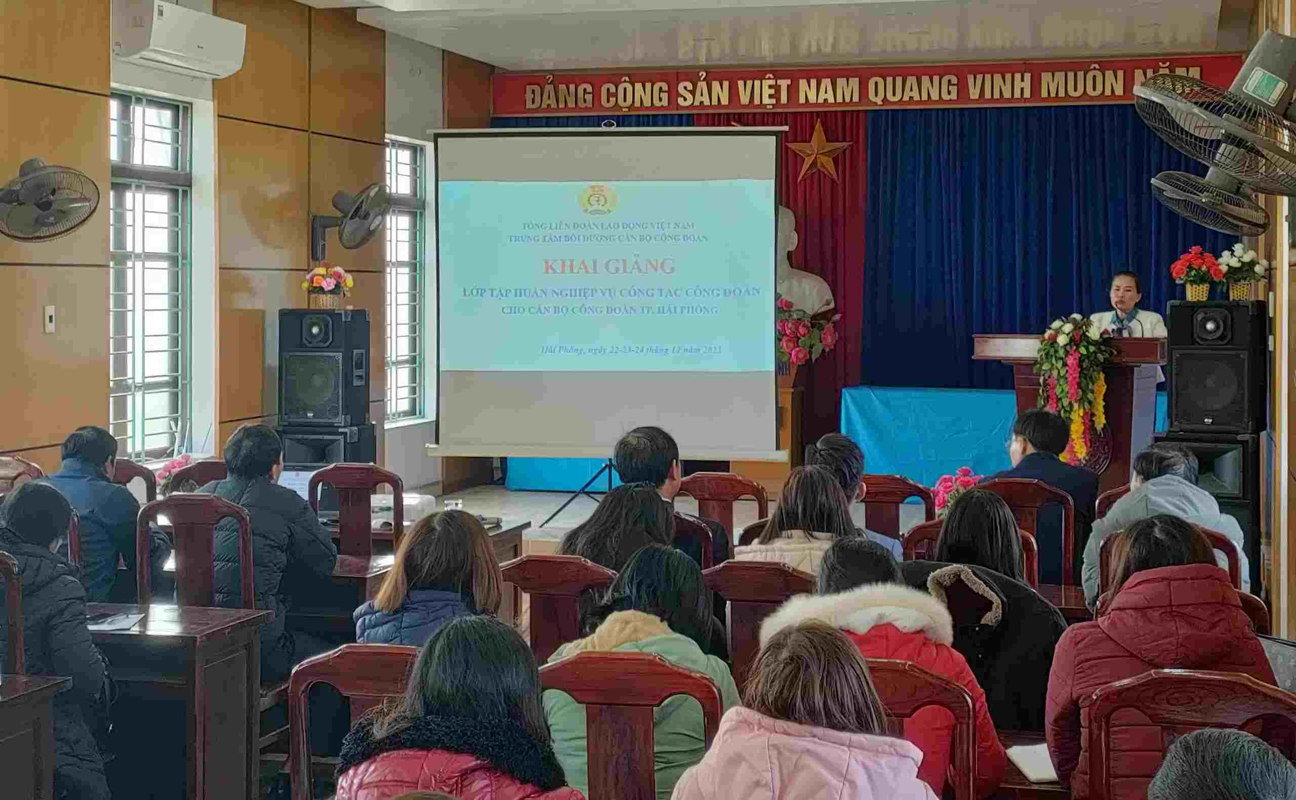 Liên đoàn Lao động huyện Vĩnh Bảo tổ chức lớp tập huấn nghiệp vụ cho đội ngũ cán bộ công đoàn cơ sở. Ảnh: Mai Dung