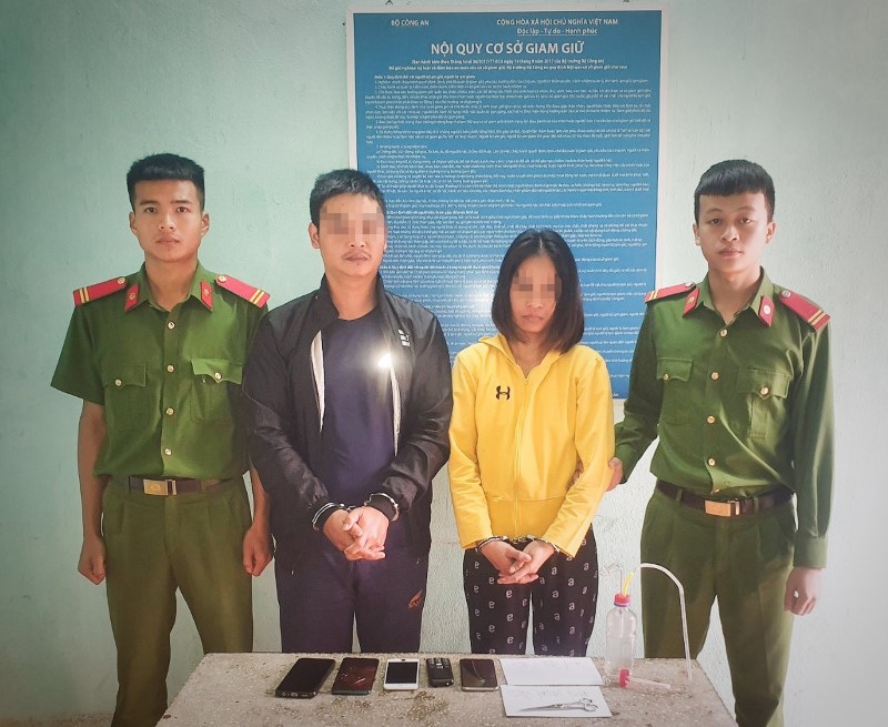Công an huyện Phước Sơn, tỉnh Quảng Nam mật phục, bắt giữ 2 đối tượng mua bán trái phép ma túy. Ảnh: Công an Quảng Nam. 