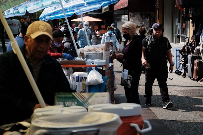 Biến thể JN.1 vừa được WHO phân loại là “biến thể đáng quan tâm” là nguyên nhân gây tăng số ca COVID-19 ở nhiều quốc gia. Ảnh: AFP