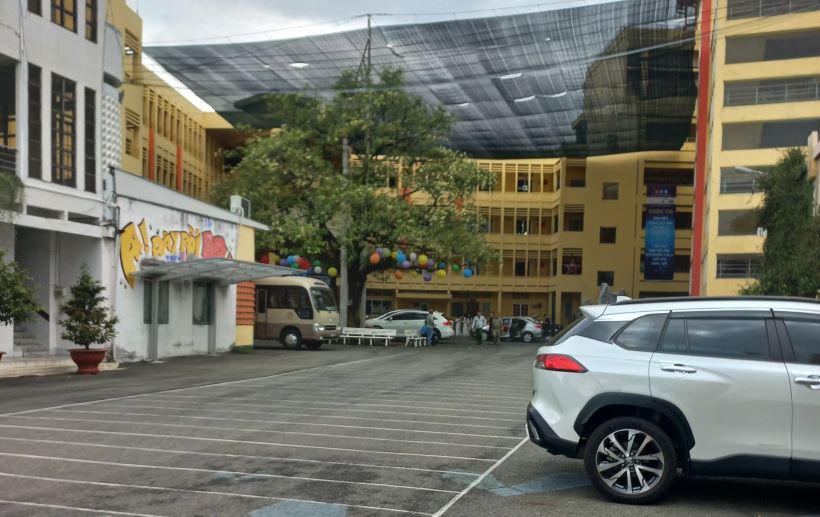 Lực lượng chức năng có mặt ở Trường Đại học Bình Dương điều tra làm rõ vụ việc nam học sinh tử vong nghi rơi lầu cao. Ảnh: Bạn đọc cung cấp