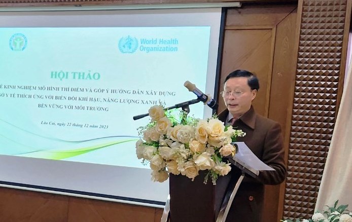 Ông Lò Văn Tùng chia sẻ về xây dựng cơ sở y tế thích ứng với biến đổi khí hậu, năng lượng xanh và bền vững với môi trường. Ảnh: Mai Lan
