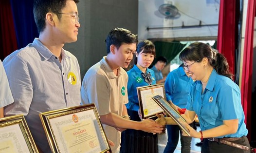 Bà Trần Thị Diệu Thúy - Chủ tịch LĐLĐ TPHCM trao giải cho các thí sinh. Ảnh: Phương Ngân